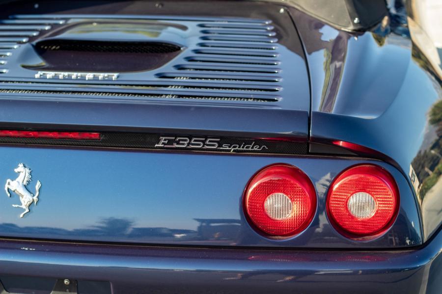 Детали экстерьера Ferrari F355 Spider 1995 года  (фото 44 из 149)